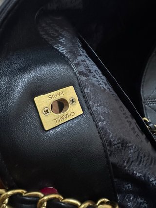 Bolso Chanel Hobo 25A Negro Dorado