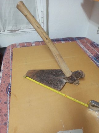 Azada antigua de labranza