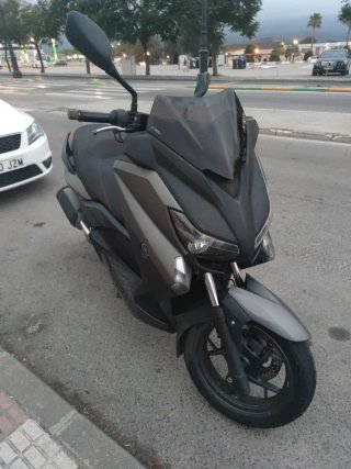 Yamaha XMAX gris