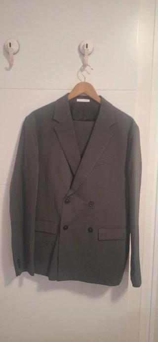 Talla 50 chaqueta, talla 46 pantalón. De zara.