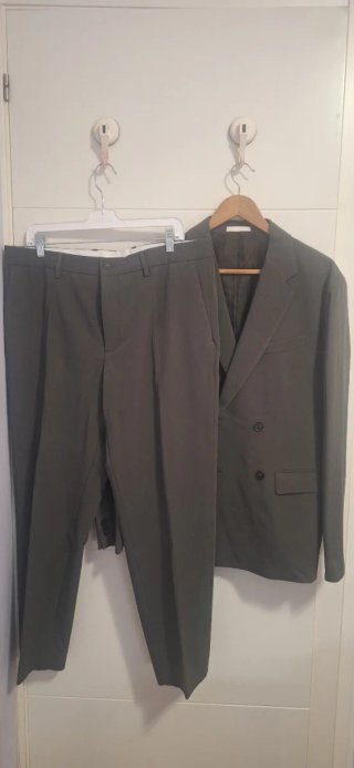 Talla 50 chaqueta, talla 46 pantalón. De zara.