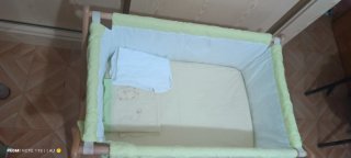 Mini cuna de madera y tela