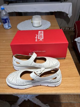 Zapatos Pikolinos blancos y rosas