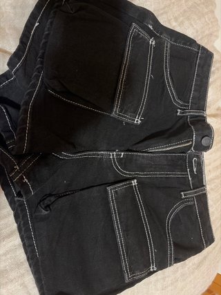 Pantalones negros con costuras blancas