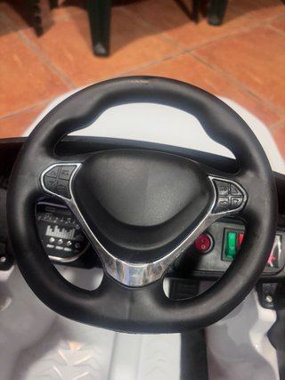 Coche eléctrico infantil blanco