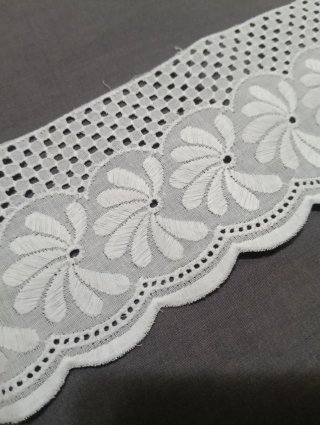 Puntilla de encaje blanca