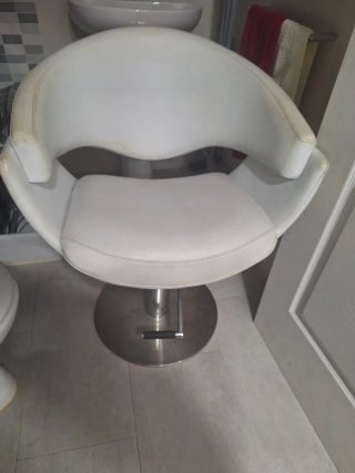 Sillón de peluquería blanco y plateado