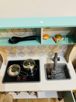Cocinita de madera con accesorios