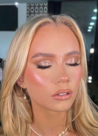 MAQUILLADORA Y PELUQUERA PROFESIONAL