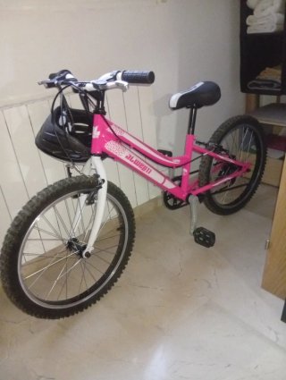 Bicicleta rosa y casco infantil