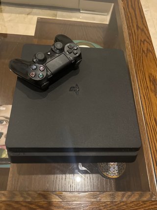 PS4 (Playstation 4) Negra con Mando