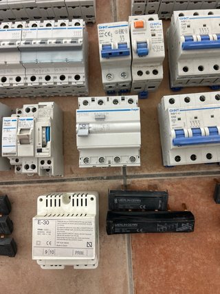 Lote de interruptores y protecciones