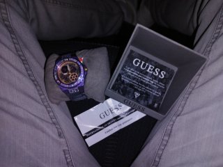 Reloj Guess con caja y certificado a negociar.