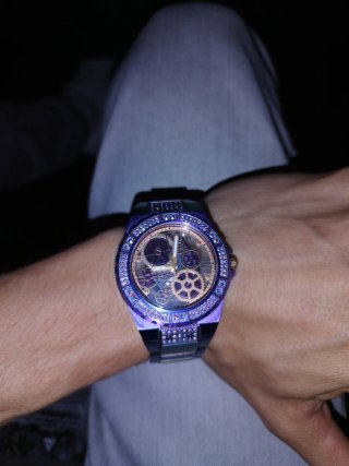 Reloj Guess con caja y certificado a negociar.
