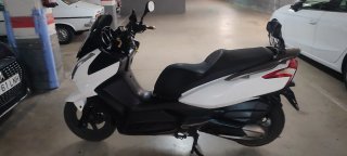 Moto Scooter Blanca y Negra