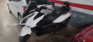 Moto Scooter Blanca y Negra