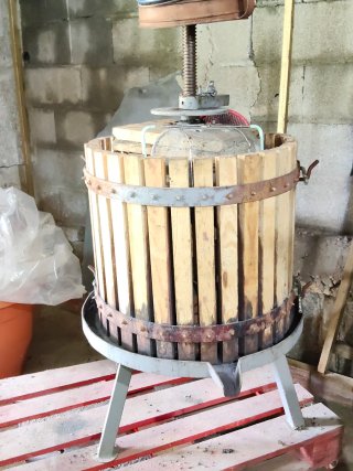 Prensa de uva de madera