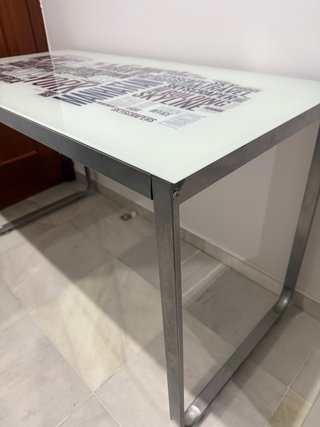 Mesa de estudio cristal y metal