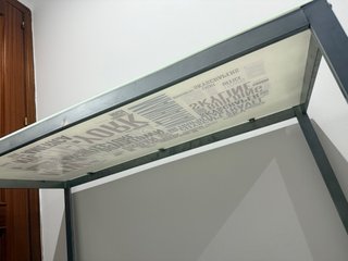 Mesa de estudio cristal y metal