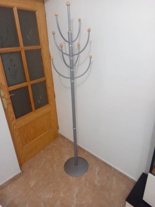 Perchero de pie metal y madera