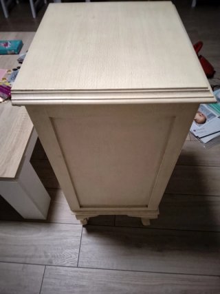 Cajonera de madera con detalle de yute