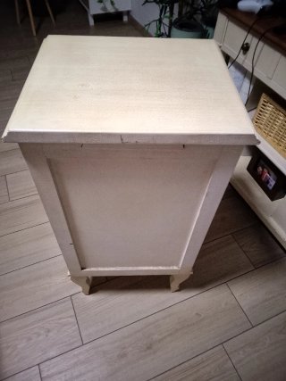 Cajonera de madera con detalle de yute