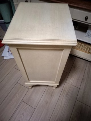 Cajonera de madera con detalle de yute