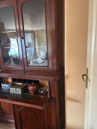 Mueble antiguo alto de madera y cristal