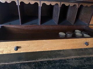 Mueble antiguo alto de madera y cristal