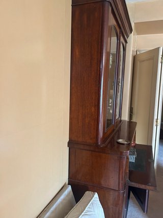 Mueble antiguo alto de madera y cristal