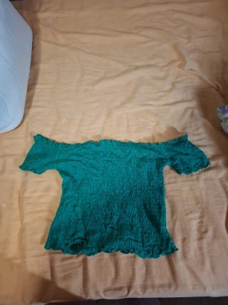Top Stradivarius verde sin hombros fruncido S