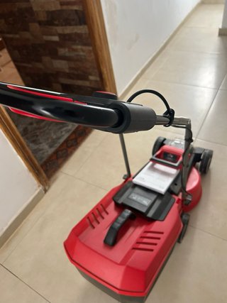 Cortacésped Eléctrico Rojo.