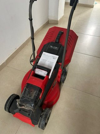 Cortacésped Eléctrico Rojo.