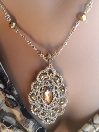 Collana con pendente lavorato e pietre