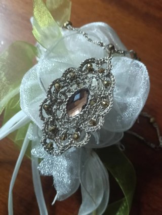 Collana con pendente lavorato e pietre