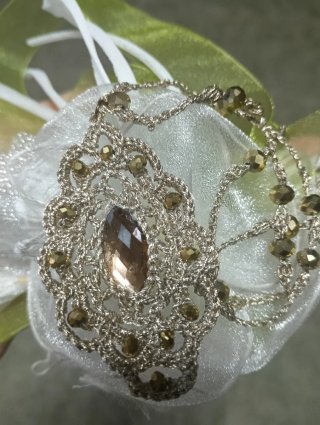Collana con pendente lavorato e pietre