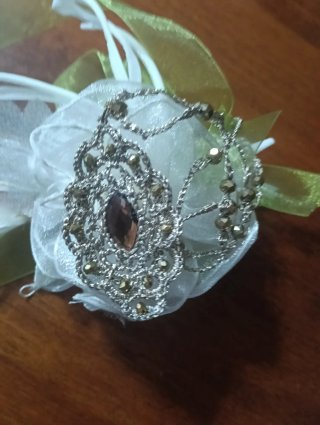 Collana con pendente lavorato e pietre