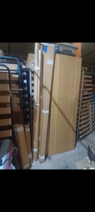 Puerta de madera con marco y manivelas