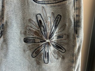 Pantalón vaquero NOON con flores