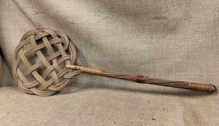 Antiguo sacudidor de alfombras de mimbre
