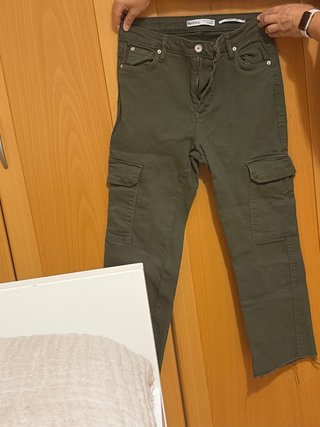 Pantalones cargo Bershka verde militar
