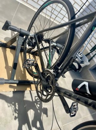 Bicicleta de carretera negra