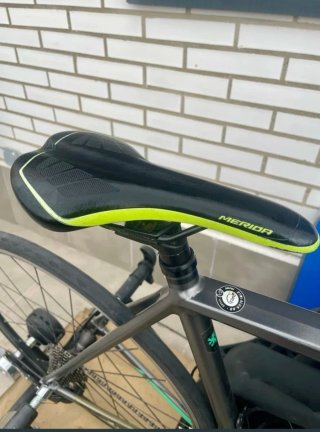 Bicicleta de carretera negra