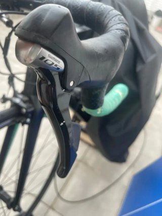 Bicicleta de carretera negra
