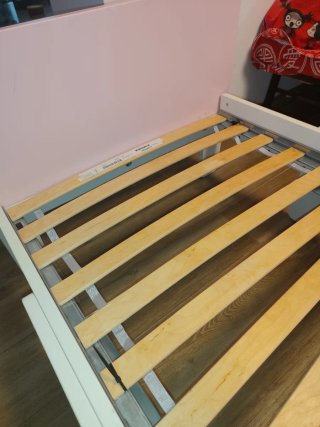 Cama infantil rosa con somier