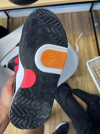 Zapatillas deportivas negras, naranjas y rosas