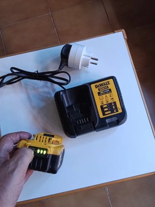 CARGADOR DEWALT Y BATERÍA DEWALT 18V 5,0 AH