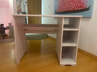 Escritorio blanco y madera