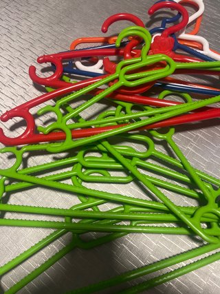 Lote de perchas infantiles de plástico