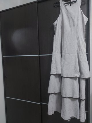 Vestido de rayas gris y blanco